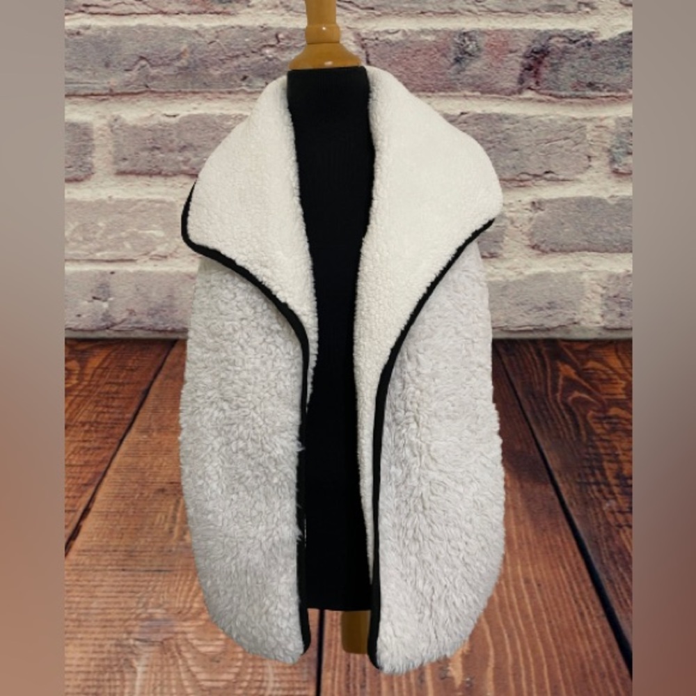 Women’s C.C. Exclusives fuzzy vest cream size small
